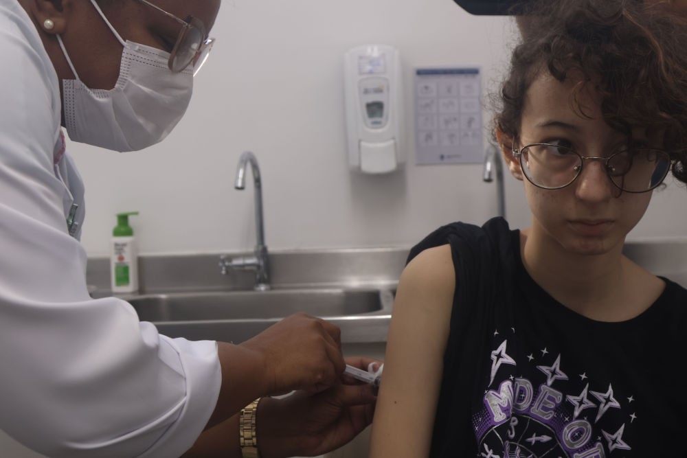 4月4日，在巴西圣保罗，一名女孩接受登革热疫苗注射。（图：新华社）