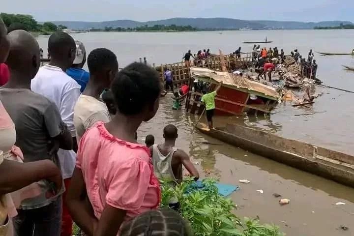 中非首都班基发生船只翻覆事故，一群民众搭船准备出席一场葬礼，不料船只因超载而倾斜翻覆，导致至少58人丧生。（图：新华社）