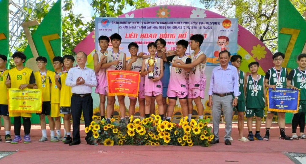 穗城会馆理事长卢耀南向入选的篮球队颁发奖项。
