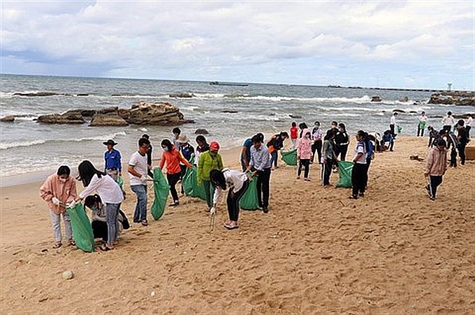 在坚江省富国县的“舅庙”海滩捡拾塑料废弃物。