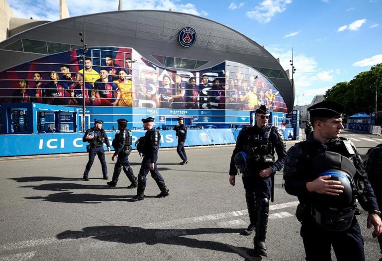 法国警察在一运动场外巡逻。（图：AFP）