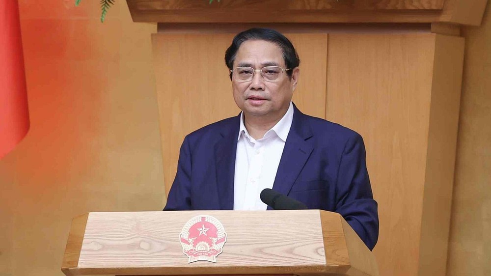 政府总理范明政已核准免除2021-2026年任期广南省人委会主席与副主席职务结果的各项《决定》。（图：潘草）