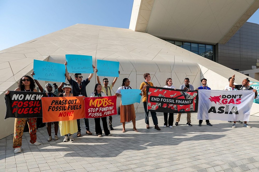 第二十八届气候变化大会上的活动人士抗议继续资助化石燃料。（图：COP28）