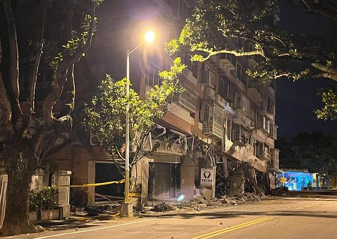 在4月3日花莲地震中受损待拆除的大楼，23日又因地震而倾斜。（图：互联网）