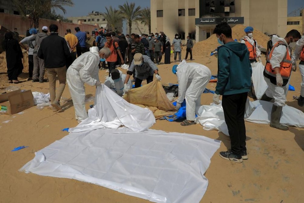 4月23日，工作人员在加沙地带南部城市汗尤尼斯的纳赛尔医疗中心安置尸体。（图：新华社）