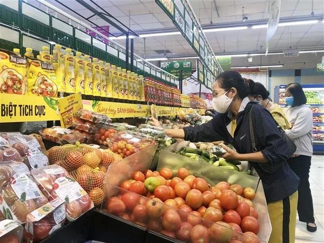 消费者正在超市选购蔬果。（图：越通社）