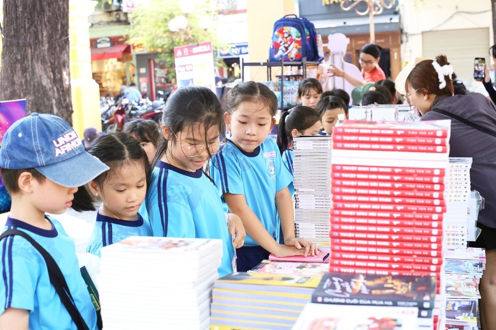 众多儿童读者来到胡志明市的越南图书和阅读文化日。