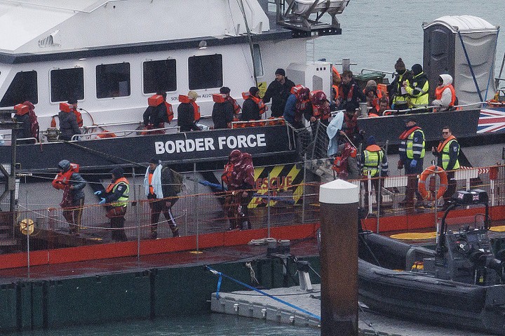 △2023年11月16日，英国多佛，非法移民被边境部队的船只接上岸。（图：Getty Images）