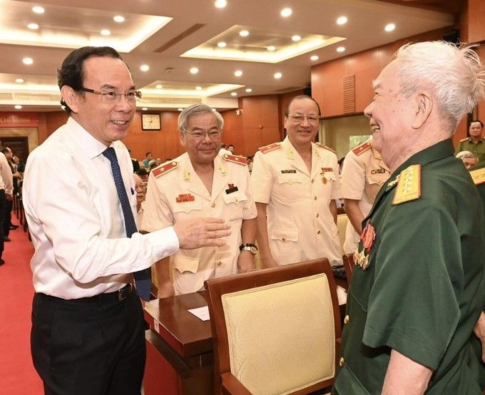 市委书记阮文年慰问并与退休的军队、公安将领回顾历史传统。（图：越勇）