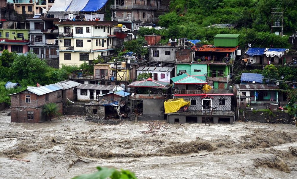 2023年7月10日在印度喜马偕尔邦曼迪地区拍摄的涨水的比亚斯河。（图：新华社）