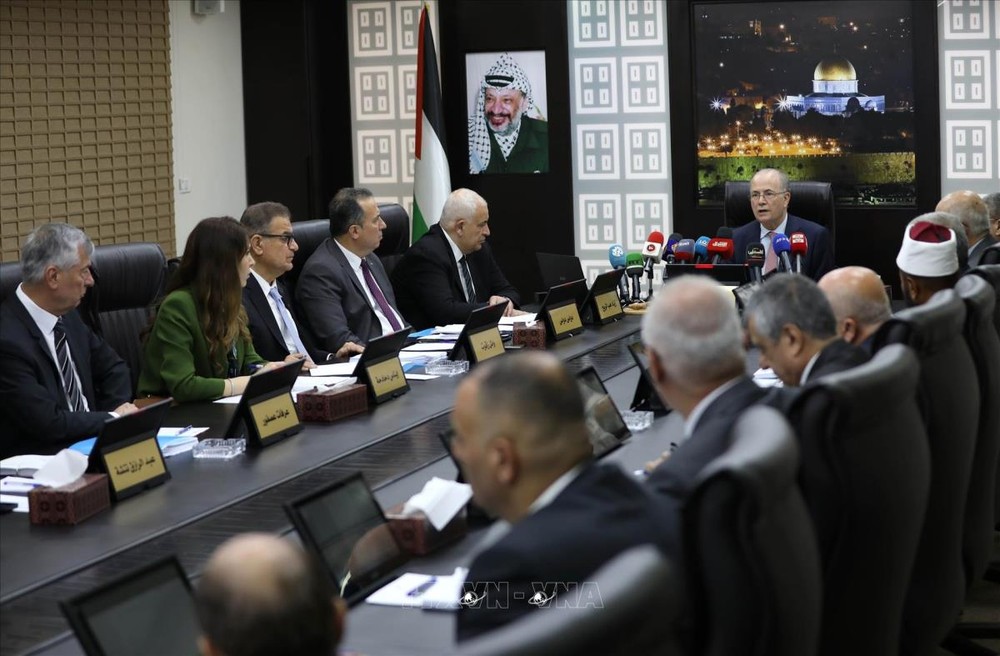 图为 2024年4月2日，巴勒斯坦总理穆罕默德·穆斯塔法（中）在约旦河西岸拉马拉市主持新政府第一次会议。（图：新华社）