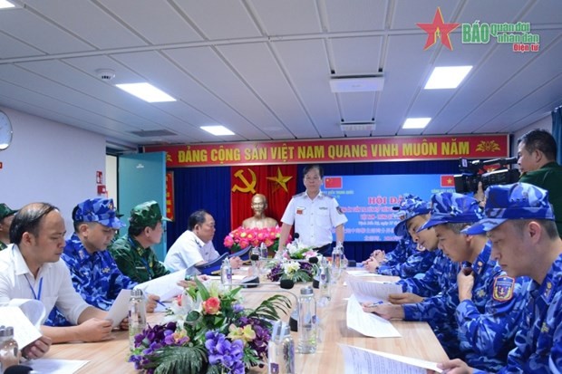 海警一区司令员陈文诗少将向越南海警参加联合巡逻力量下达任务。（图：人民军队报）
