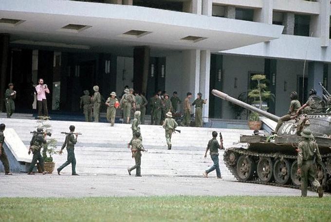 1975年04月30日中午，843号T54型坦克与解放军士兵在独立宫正殿前。（图;Francoise de Mulder）