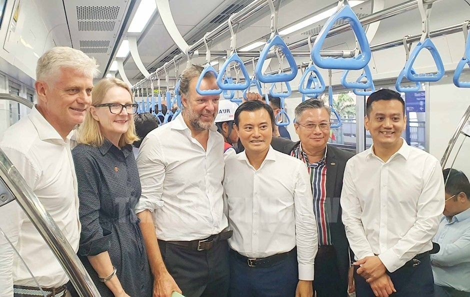 市人委会副主席裴春强与代表团体验地铁线试运活动。（图：投资报）