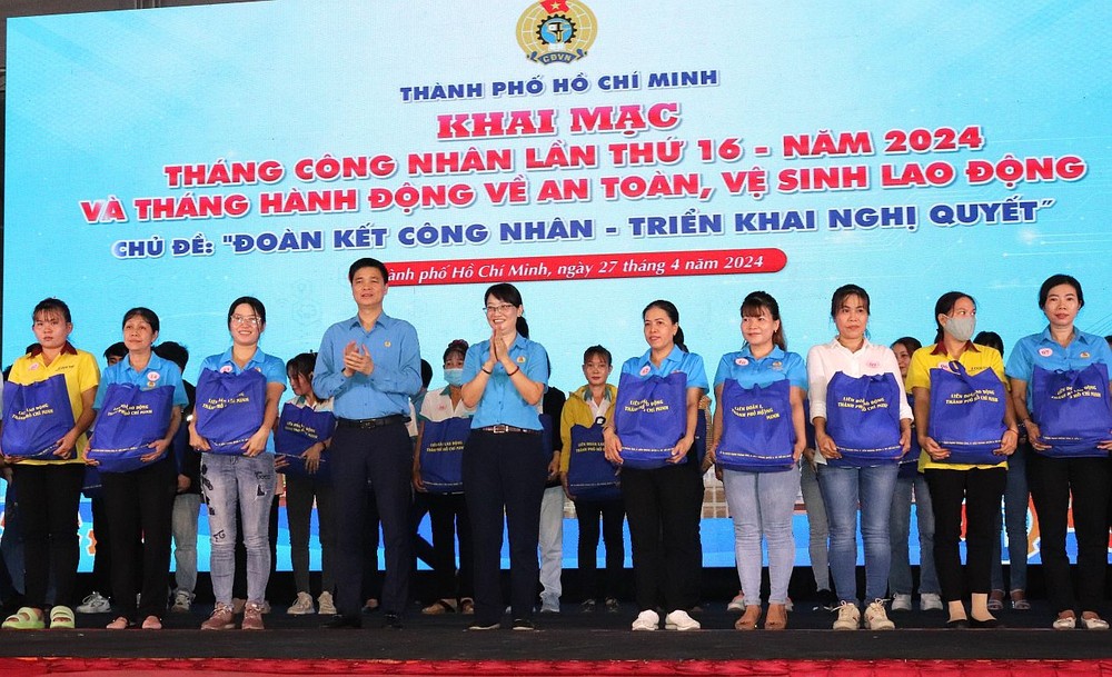 越南劳动总联团副主席午维晓与市劳动联团主席陈氏妙翠向贫困会员赠送礼物。（图：蔡芳）