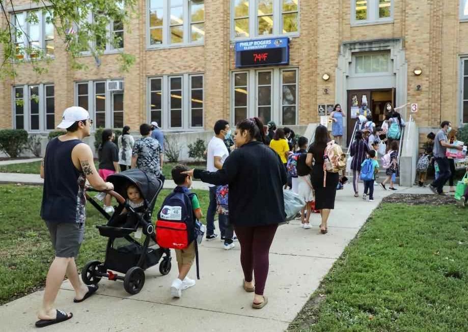 在美国芝加哥，家长在开学日送孩子上学。（图：新华社）