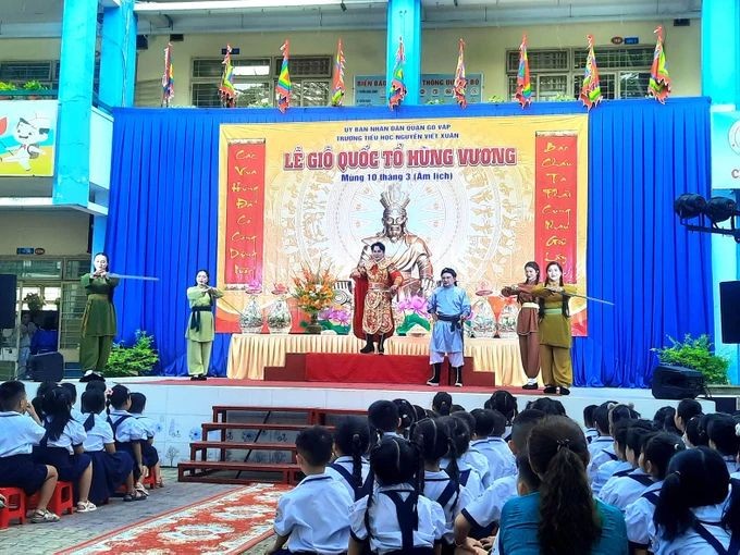 胡志明市㗰剧艺术剧院到本市的小学学校表演。