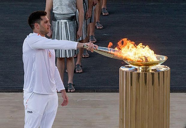 4月26日，最后一棒火炬手、希腊国家水球队队长冯图利斯点燃圣火盆。（图：新华社）