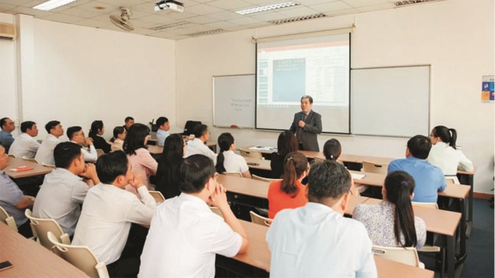 在市委组织处与市经济大学为本市干部队伍配合举办的高级调度公共政策硕士培训计划中的一堂课。