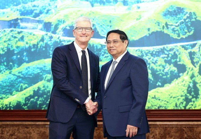 4月16日，美国苹果集团首席执行官蒂姆‧库克（左）会见政府总理范明政。（图：越通社）