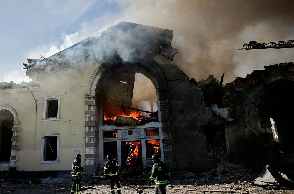 图为顿涅茨克州乌克兰控制的城市科斯蒂安蒂尼夫卡火车站遭导弹袭击毁灭。（图：路透社）