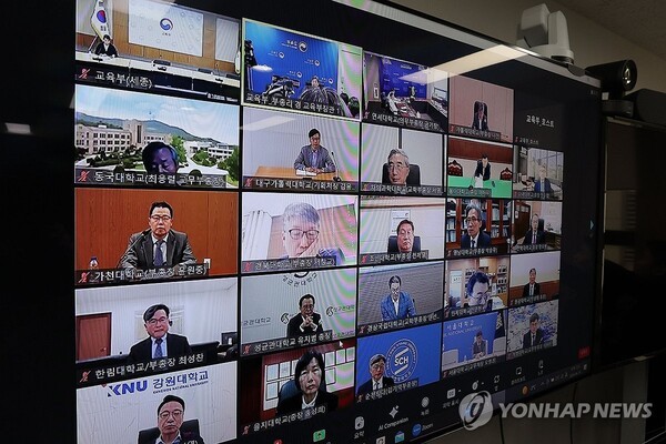 4月24日，副总理兼教育部长官李周浩在韩国教育设施安全院同运营医学院的40所大学校长进行视频会议。（图：韩联社）