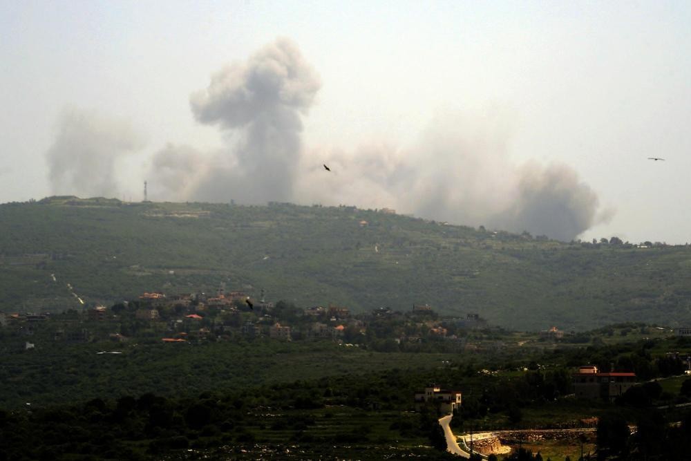 4月24日，黎巴嫩南部艾塔沙卜地区遭到以军轰炸后升起浓烟。（图：新华社）