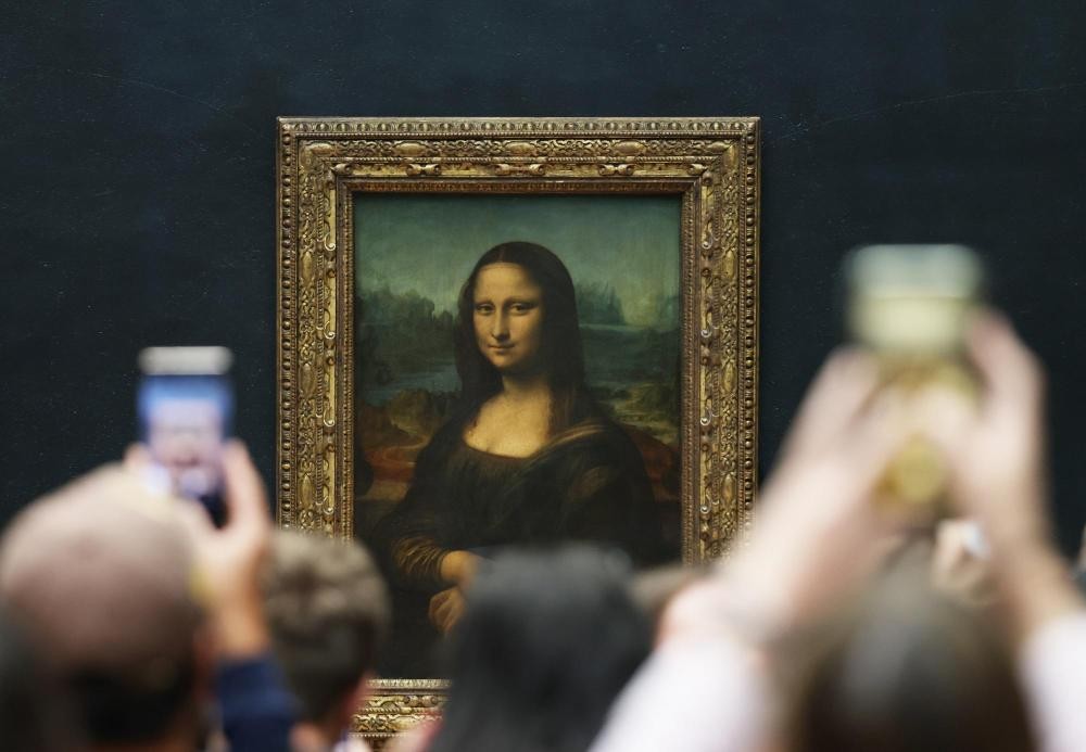 图为 2022年5月11日，人们在法国巴黎卢浮宫参观达·芬奇名画《蒙娜丽莎》。（图：新华社）