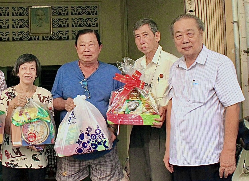 市华人抗战俱乐部主任孙盛强（右）向会员赠送礼物。
