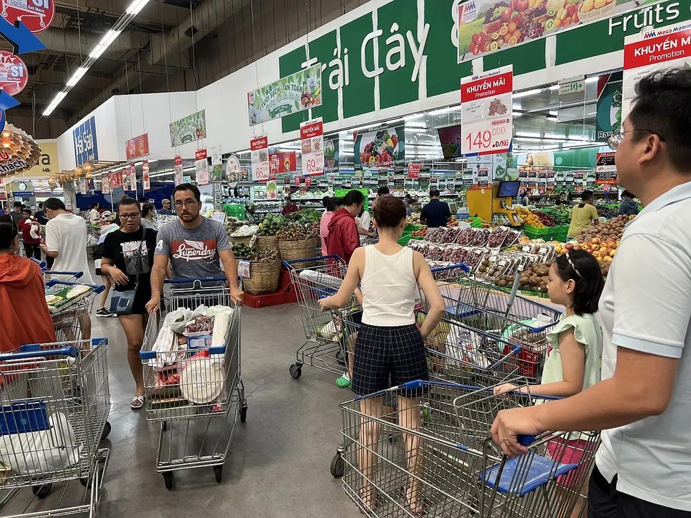 市民在MM Mega Market 选购物品。（图：阮海）