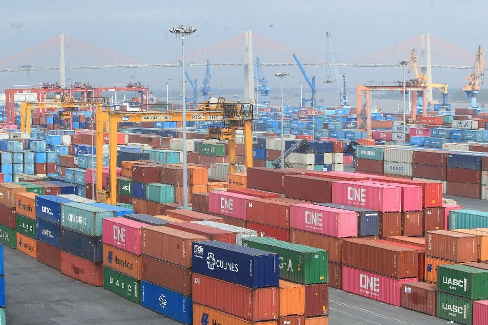 越南集装箱港繁忙景象。（图：越通社）