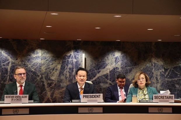 越南常驻联合国、世界贸易组织及瑞士日内瓦其他国际组织代表团团长梅潘勇大使当选为会议主席。（图：越通社）
