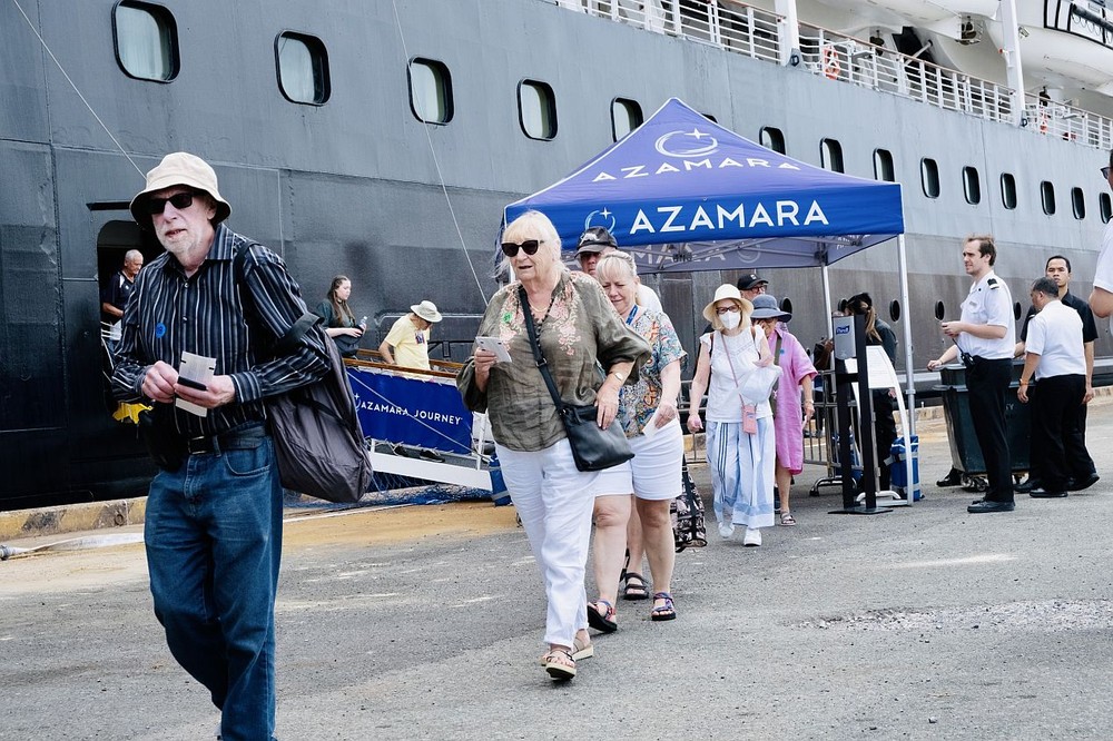 精钻邮轮的国际游客前来游览本市。（图：Saigontourist）