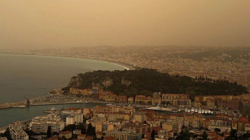 从撒哈拉沙漠吹来的沙尘在法国里维埃拉城市尼斯上空形成了一片橙色的薄雾，引发了空气质量警报。
