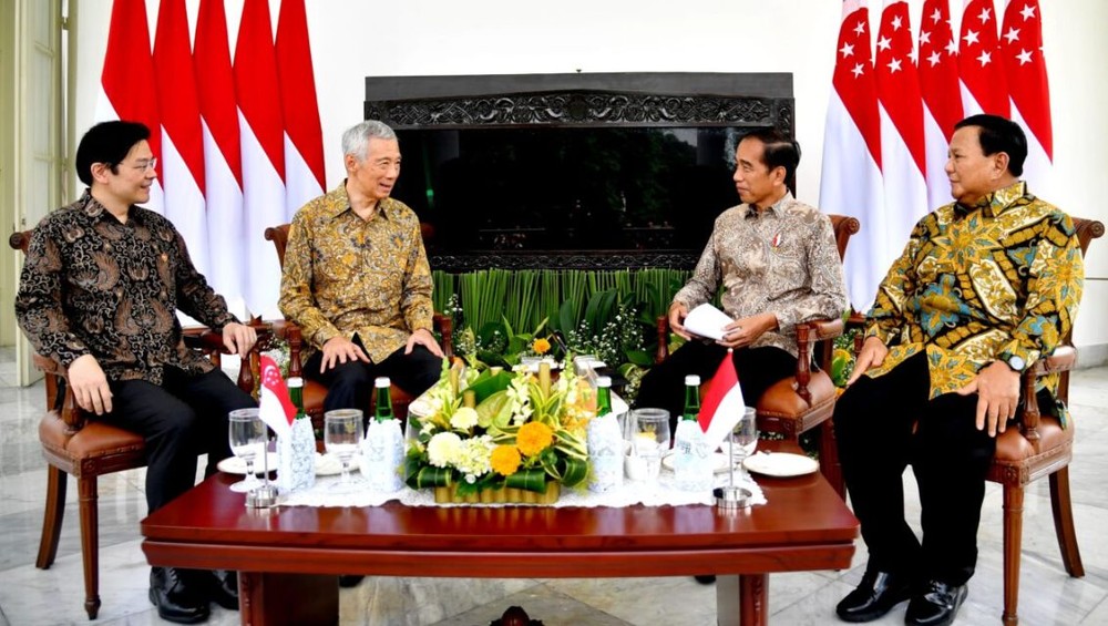 当地时间4月29日，印度尼西亚总统佐科（右二）在茂物总统行宫与到访的新加坡总理李显龙（左二）会晤。（图：印尼总统府）