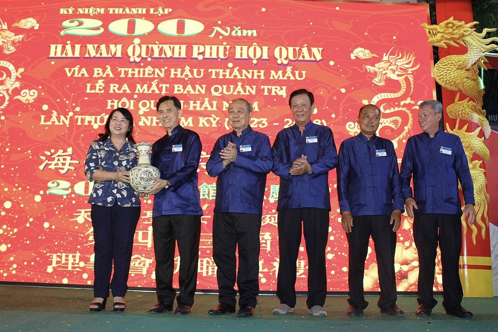 市委常务委员、市越南祖国阵线委员会主席陈金燕向海南会馆赠送礼物。