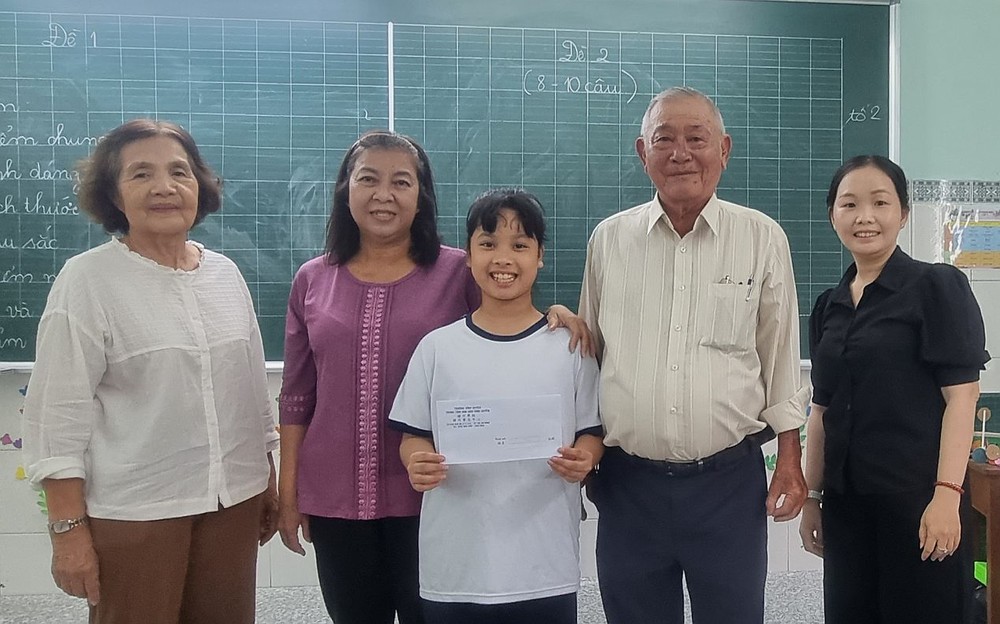汤千怡获颍川双语学校奖励。