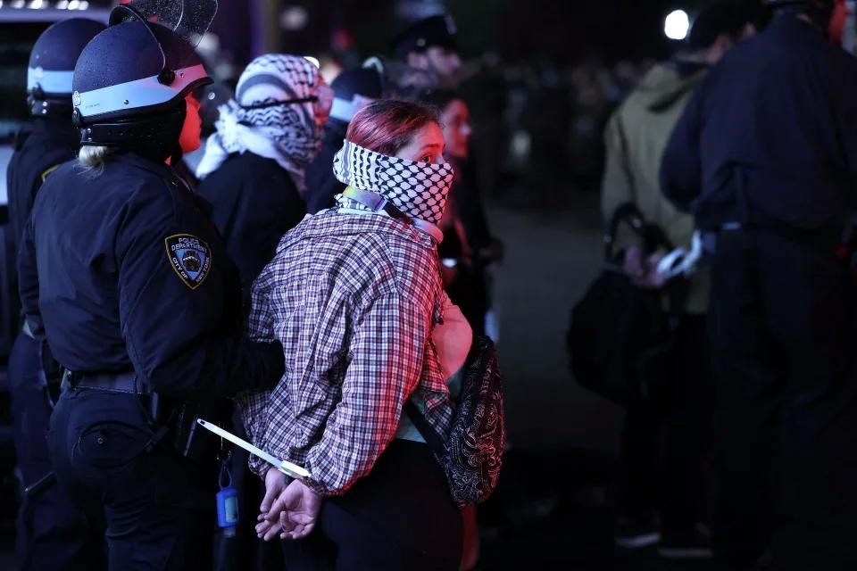 当地警方在哥伦比亚大学和纽约市立学院共逮捕了约300人。（图：Getty Images）