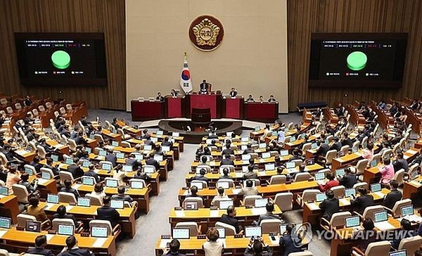 5月2日，韩国国会召开全体会议，表决通过《梨泰院惨剧特别法案》。（图：韩联社）