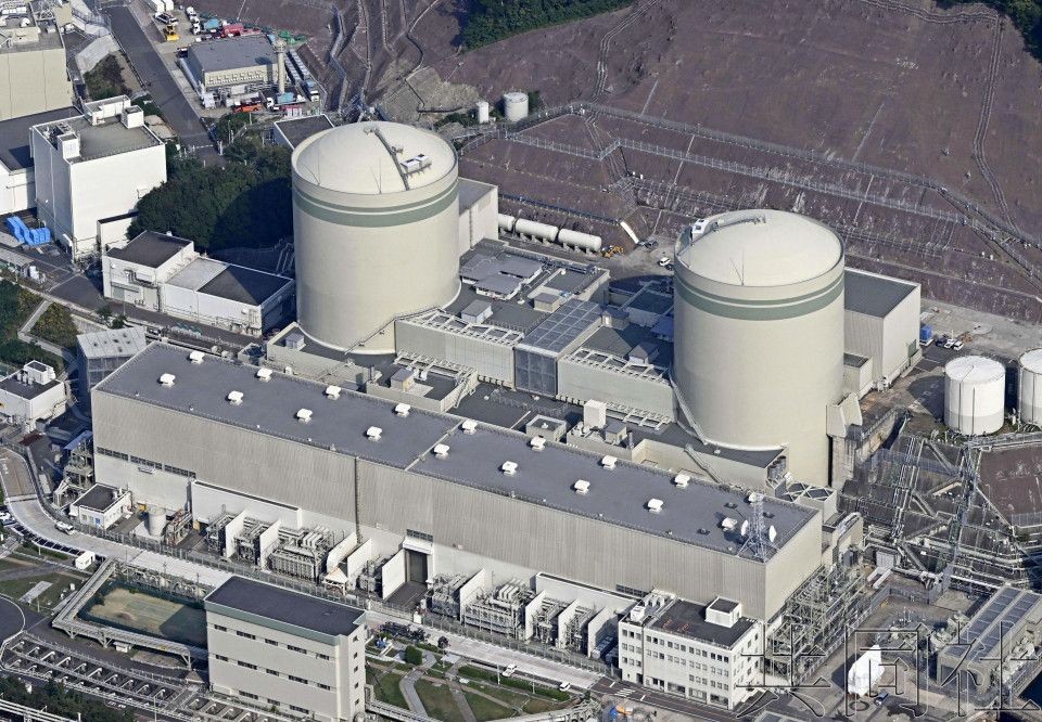 图为关西电力高滨核电站1号机组（右）和2号机组。（图 ：共同社）