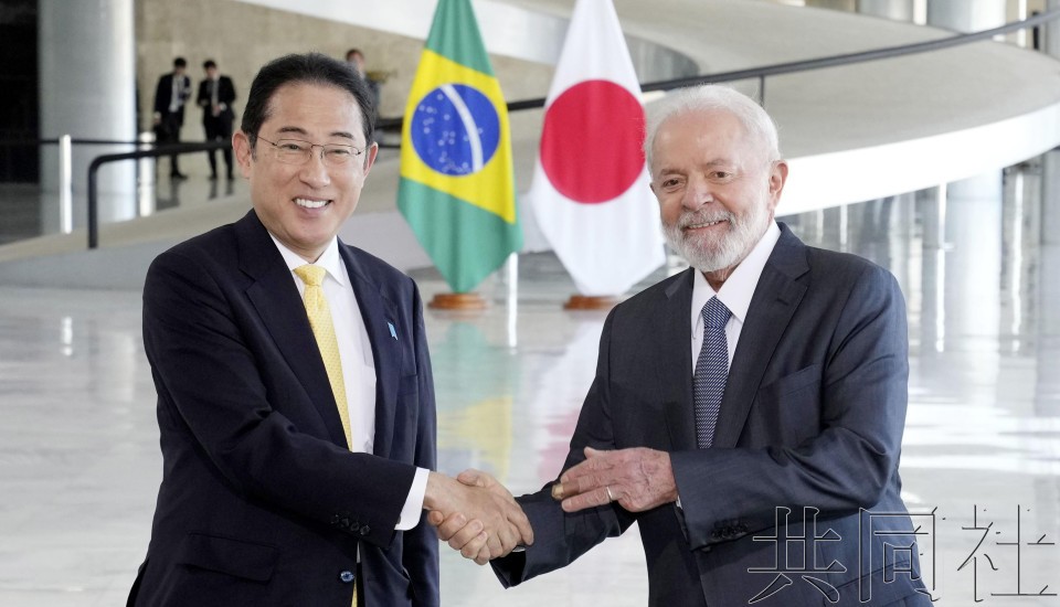 日本首相岸田文雄与巴西总统卢拉（右）在会谈前握手。5月3日摄于巴西利亚。（图：共同社）