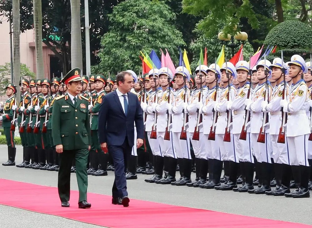 国防部长潘文江大将与法国国防部长塞巴斯蒂安‧勒科尔尼检阅仪仗队。（图：越通社）