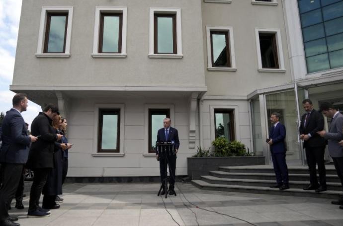 土耳其总统埃尔多安星期五下午在伊斯坦布尔祈祷后，向媒体发言。（图：AP）