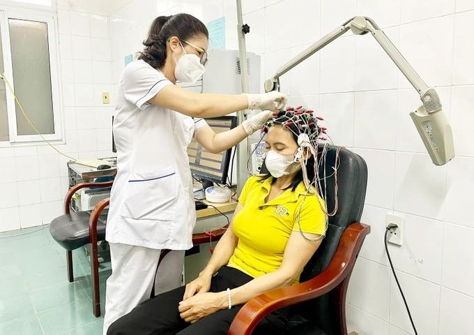 广宁省精神病医院医生为一名因炎热天气而睡眠失调的患者诊治。