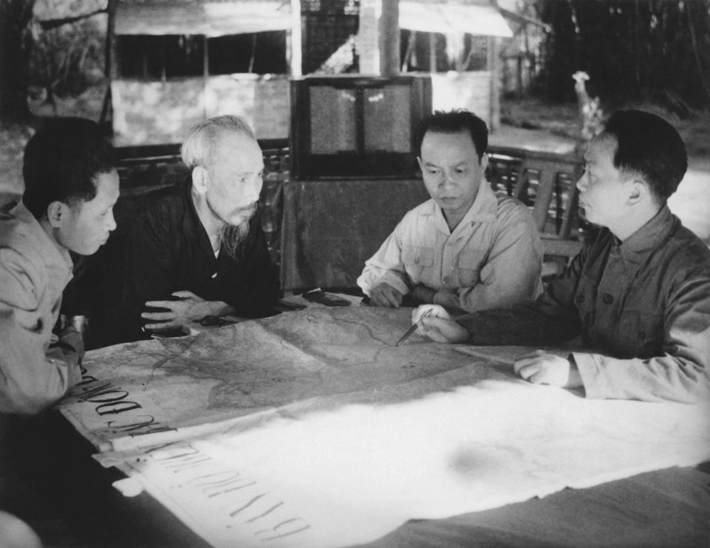 胡志明主席和党中央政治局的同志们召开会议决定啟动1953-1954年冬春战略计划和奠边府战役 （太原省定化县富亭乡，1953年末）。（资料图）