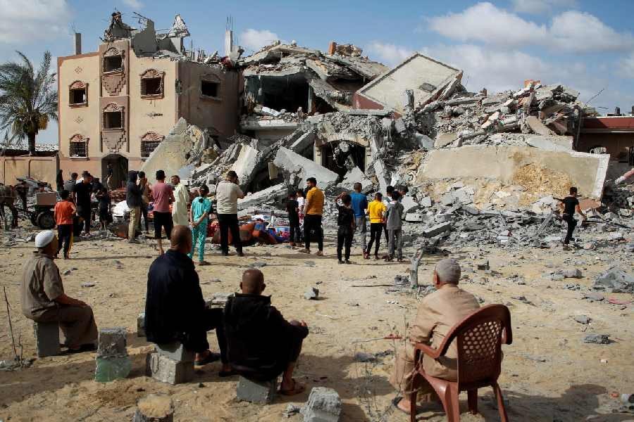 巴勒斯坦人在加沙地带南部拉法查看以色列袭击房屋的地点。（图：路透社）