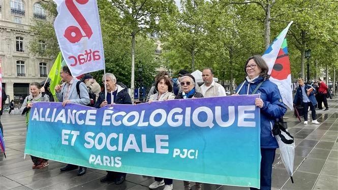 5月4日，200多名法国友人和旅法越南人在巴黎共和广场举行游行，向陈素娥女士起诉案中的陈素娥女士和越南橙剂受害者表示声援。（图：越通社 )