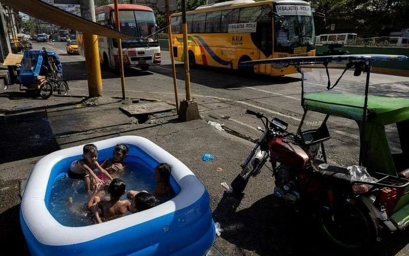 4月29日，在菲律宾马尼拉，儿童在充气泳池玩水消暑。（图：路透社）