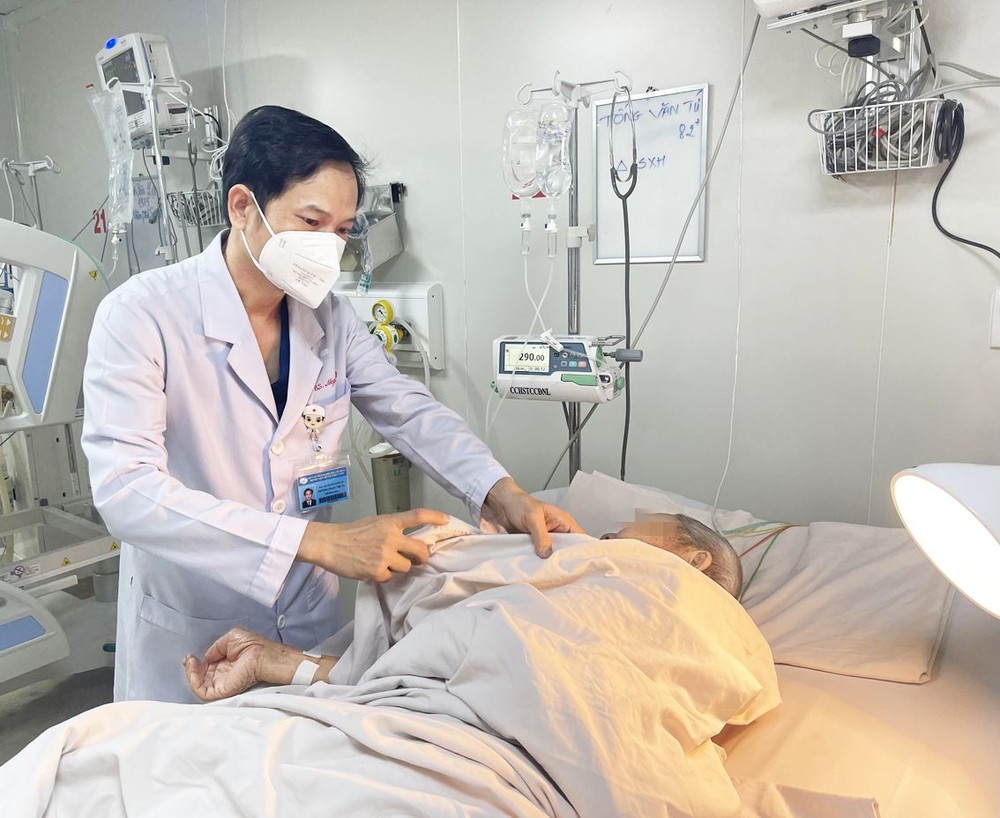热带病医院的张玉忠医生正在诊治一名因登革热病导致慢性肾功能衰竭的高龄患者。