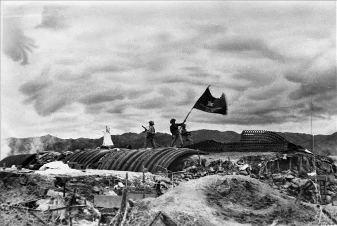 1954年5月7日，奠边府战役胜利结束，敌军全部被摧毁，越南人民军的“决战决胜”旗帜在德卡斯特里地堡的屋顶上迎风飘扬。（图：越通社）